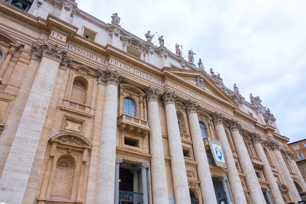 Impresionante frente a la Basílica de San Pedro en la Ciudad del Vaticano — Foto de Stock