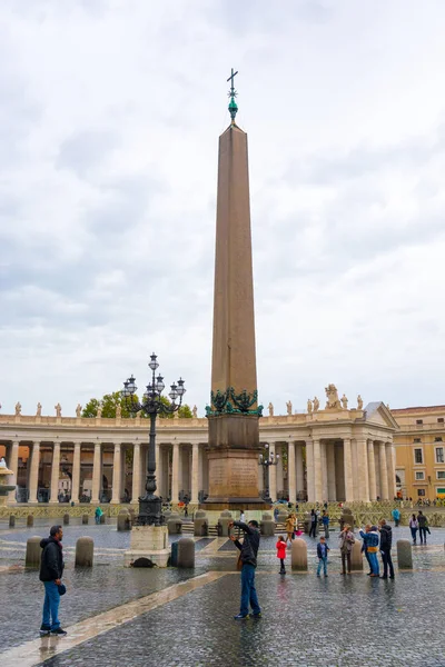 Gran obelisco en la Plaza de San Pedro en Roma en la Ciudad del Vaticano — Foto de Stock