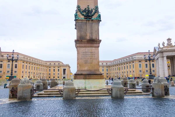 El obelisco en medio de la Plaza de San Pedro en la Ciudad del Vaticano en Roma — Foto de Stock