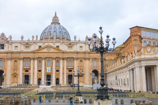 Ciudad del Vaticano en Roma - la famosa Basílica de San Pedro — Foto de Stock