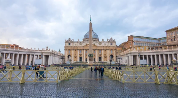 Plaza de San Pedro en la Ciudad del Vaticano en Roma — Foto de Stock