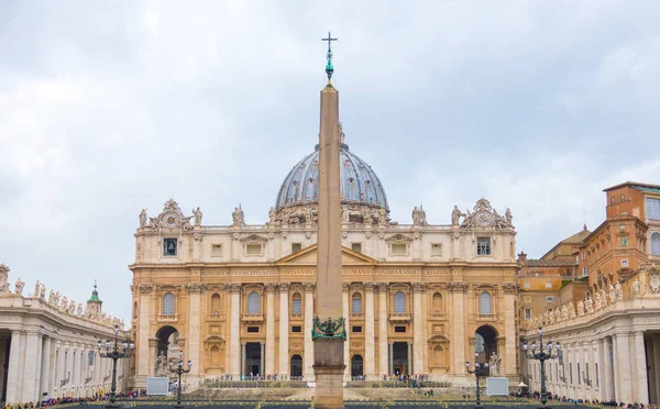 El impresionante frente de la Basílica de San Pedro en Roma - Plaza de Pedro en la Ciudad del Vaticano — Foto de Stock