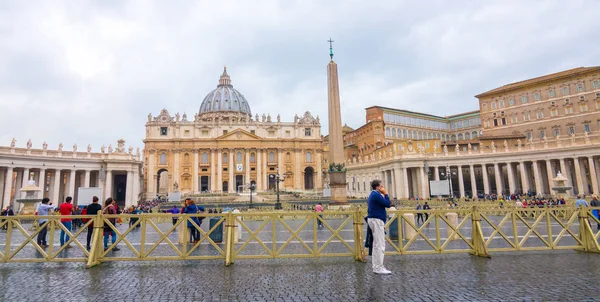 Plaza de San Pedro en la Ciudad del Vaticano en Roma — Foto de Stock