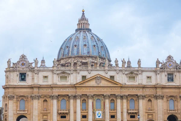 El impresionante frente de la Basílica de San Pedro en Roma - Plaza de Pedro en la Ciudad del Vaticano — Foto de Stock