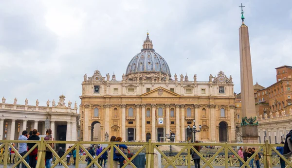 The impressive front of Saint Peters Basilica in Rome - Peter s Square at Vatican City — Stock Photo, Image