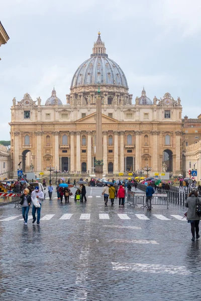 Um lugar movimentado na Cidade do Vaticano em Roma Praça São Pedro — Fotografia de Stock