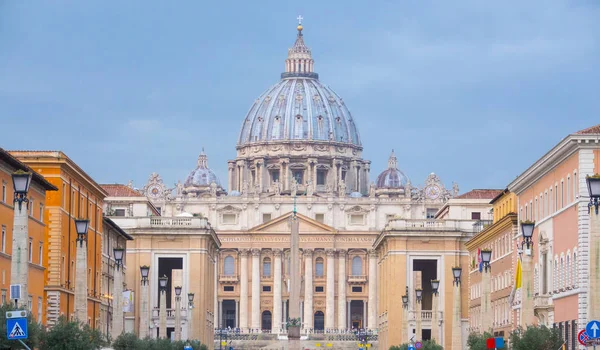 Vatikanstaten i Rom - fantastisk utsikt över St Peter s Basilica — Stockfoto