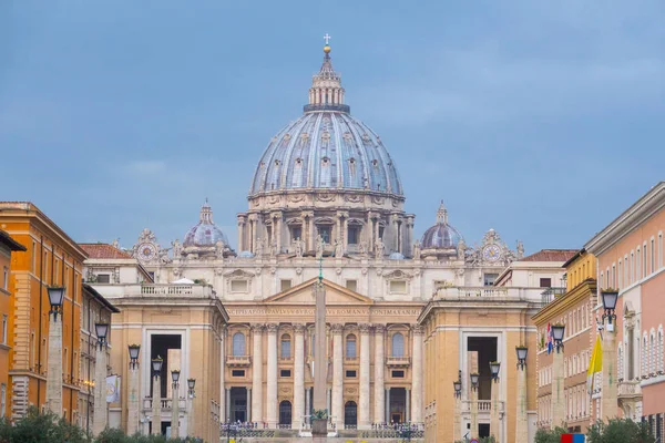 Ciudad del Vaticano en Roma - vista increíble de la Basílica de San Pedro — Foto de Stock