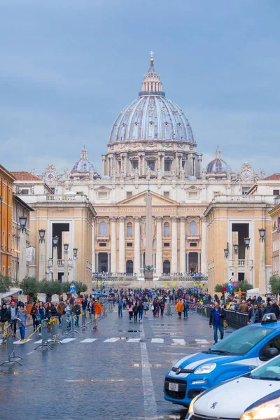 Polisbilar och säkerhet på St Peters torget vid Vatikanstaten — Stockfoto