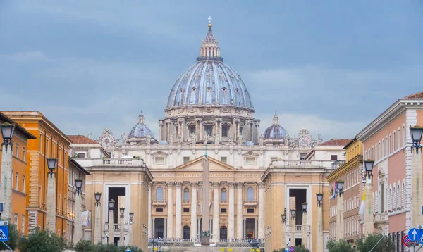 Ciudad del Vaticano en Roma - vista increíble de la Basílica de San Pedro — Foto de Stock