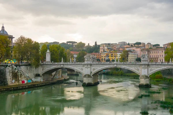 Стародавні мости над річкою Тибр у Римі — стокове фото