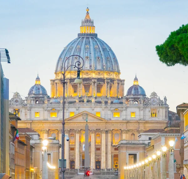 Maravillosa vista sobre la cúpula y el impresionante edificio de la Basílica de San Pedro en la Ciudad del Vaticano en Roma — Foto de Stock