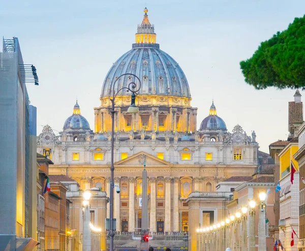 Maravillosa vista sobre la cúpula y el impresionante edificio de la Basílica de San Pedro en la Ciudad del Vaticano en Roma — Foto de Stock