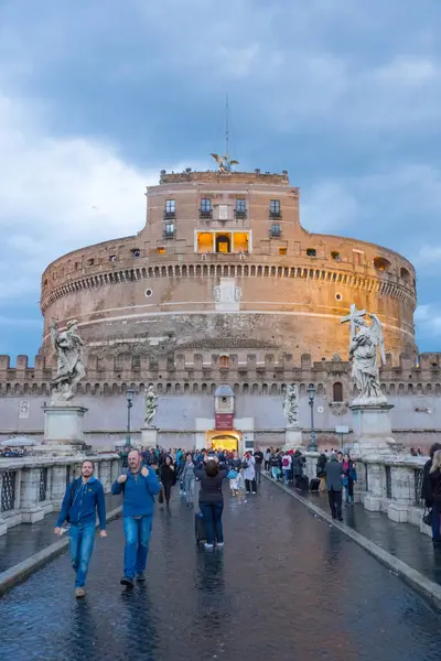 Turistas caminando por el Puente de los Ángeles en Roma hasta Castel Sant Angelo — Foto de Stock