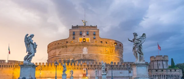 Mycket populär attraktion i staden Rom - The Castel Sant Angelo - Änglar slott — Stockfoto
