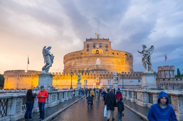 Toeristen lopen over engelen brug in Rome naar Castel Sant Angelo — Stockfoto