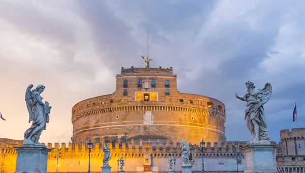 Änglar slottet upplyst på kvällen - Castel Sant Angelo i Rom — Stockfoto