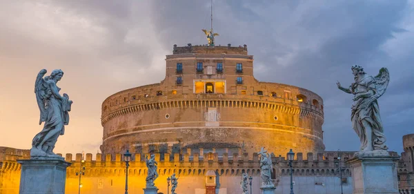 Het beroemde Engelenkasteel in Rome - Castel Sant Angelo — Stockfoto