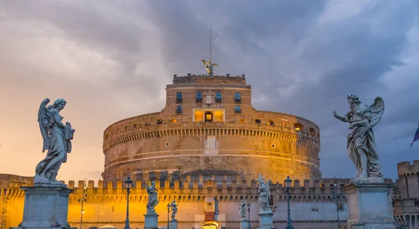 Increíble Castel Sant Angelo en Roma - un lugar muy concurrido en la ciudad — Foto de Stock