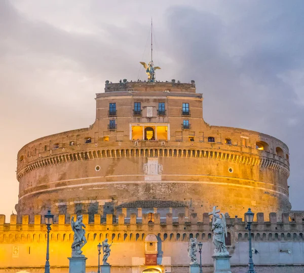 Fantastiska Castel Sant Angelo i Rom - en hektisk plats i staden — Stockfoto