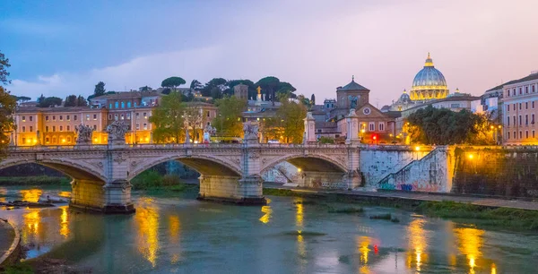 Красиві Рим - дивовижна Панорама вечір над річкою Тибр і стародавні мости — стокове фото
