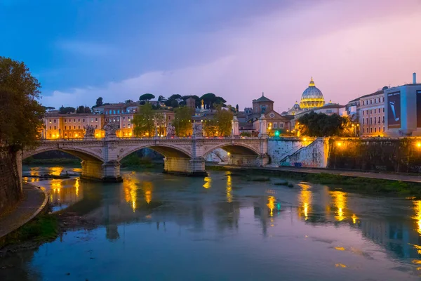 Рим сітілайти - романтичним видом над річкою Тибр і Ватикану — стокове фото