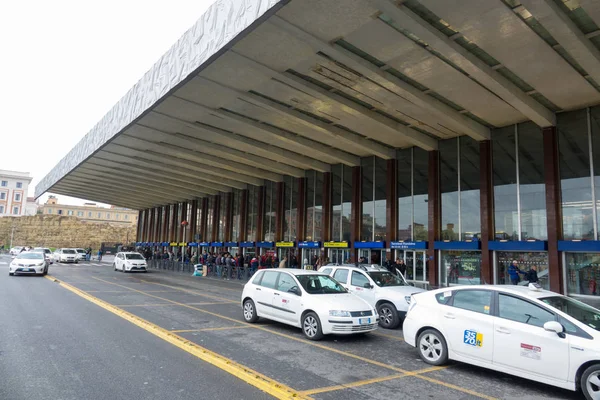 Taxi Cabine in attesa a Roma Termini - la stazione centrale di Roma — Foto Stock