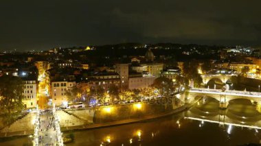 Roma - şaşırtıcı zaman atlamalı Tiber Nehri'nin üzerinde güzel köprüler gece vurdu