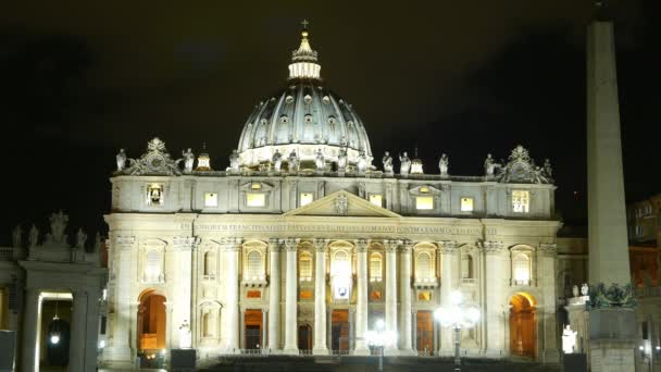 Час Lapse постріл Санкт-Пітерс базиліка і Ватикану вночі — стокове відео
