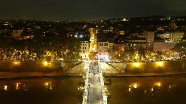 Roma - şaşırtıcı zaman atlamalı Tiber Nehri'nin üzerinde güzel köprüler gece vurdu