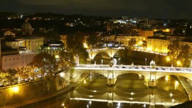 Roma - şaşırtıcı zaman atlamalı Tiber Nehri'nin üzerinde köprüler gece vurdu