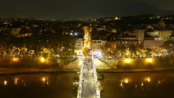 Vackra broarna över floden Tibern i Rom - fantastisk tid förfaller skjuten av natt — Stockvideo