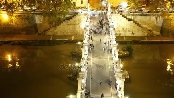 Красивые мосты через Тибр в Риме - удивительное время, снятое ночью — стоковое видео