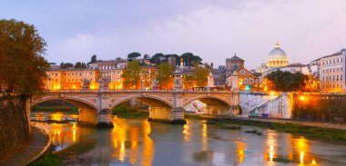Roma'da Tiber Nehri'nin üzerinde köprüler akşam
