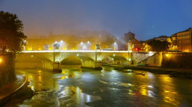 Tiber Nehri'nin ve sis - akşam kötü hava, köprüler