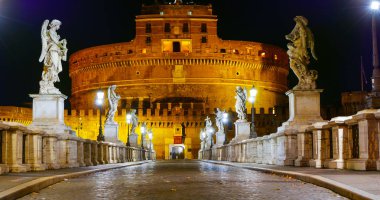 Roma'daki Castel Sant Angelo şaşırtıcı melekler köprüye