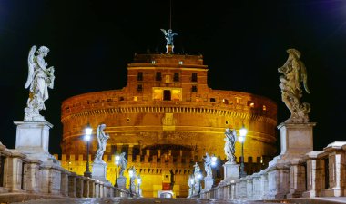 Roma'daki Castel Sant Angelo gece tarafından şaşırtıcı