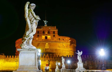 Roma'daki Castel Sant Angelo üzerinden güzel bir gece görünüm