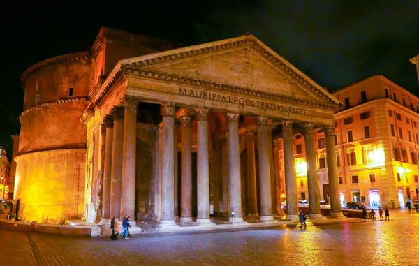 Il Pantheon di Roma - famoso punto di riferimento nel centro storico — Foto Stock