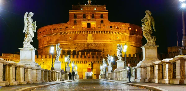 惊人的天使桥到卡斯特圣安杰罗在罗马 — 图库照片