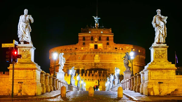 Die schönen skulpturen auf der engelbrücke in rom — Stockfoto