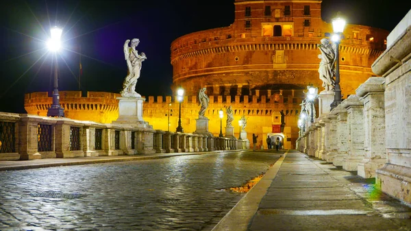 Puente peatonal al Castillo de los Ángeles - el famoso Castel Sant Angelo en Roma — Foto de Stock