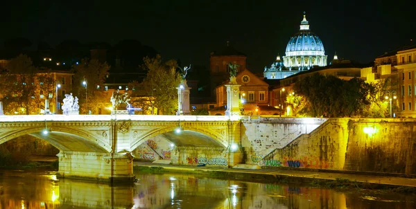 Мости через річку Тибр і Санкт-Пітерс базиліки в Римі за ніч — стокове фото