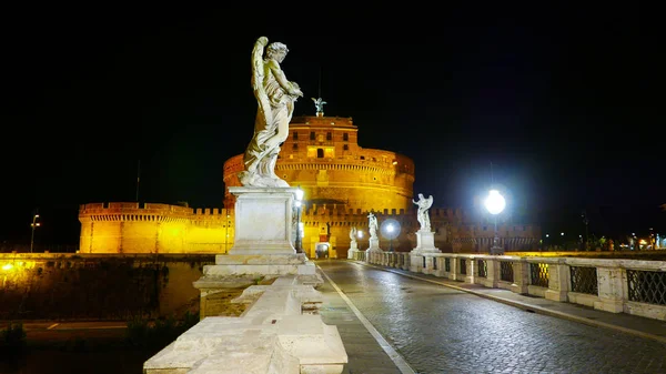 Angel statues on the Angels Bridge at Castel Sant Angelo in Rome — Stock Photo, Image