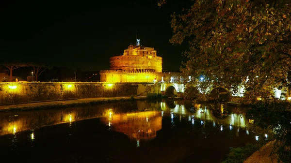 台伯河在罗马与卡斯特圣安杰罗的夜晚 — 图库照片