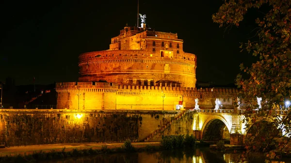 Increíble Castillo de los Ángeles llamado Castel Sant Angelo en Roma por la noche —  Fotos de Stock