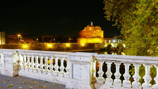 Utsikt över Castel Sant Angelo från de vackra broarna över floden Tibern i Rom — Stockfoto