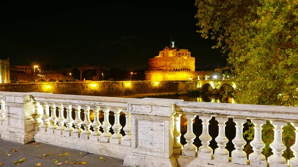 Переглянути над Кастель Сант Анджело від красивих мостів через річку Тибр в Римі — стокове фото