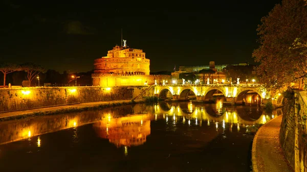Beautiful річці Тибр в Римі за ніч — стокове фото