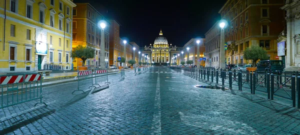 著名的林荫大道通往罗马的圣彼得广场 — 图库照片